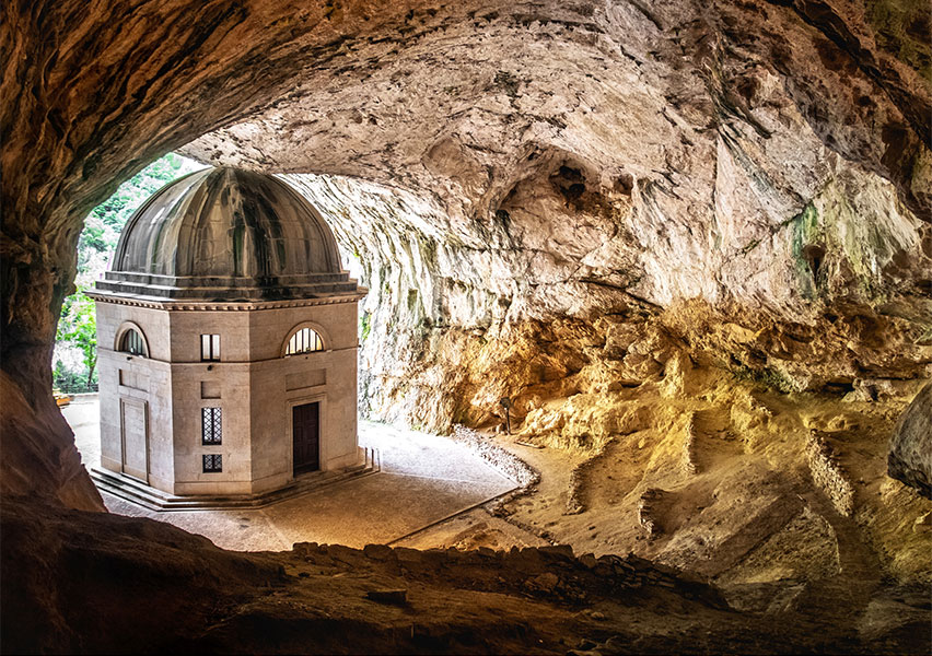 Il Tempio del Valadier: una chiesa nella roccia Il Tempio del Valadier: una chiesa nella roccia